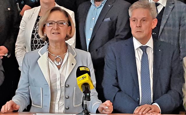 Landeshauptfrau Johanna Mikl-Leitner skizziert mit dem Landtasabgeordneten Hermann Hauer die Quintessenz der Arbeitskonferenz im Veranstaltungszentrum von Altendorf.