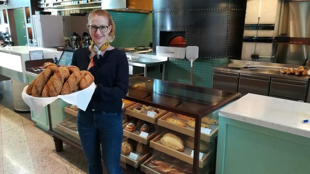 backaldrin-Pressesprecherin Lena Thalhammer mit Kornspitzen in einer Bäckerei in der georgischen Hauptstadt Tiflis.