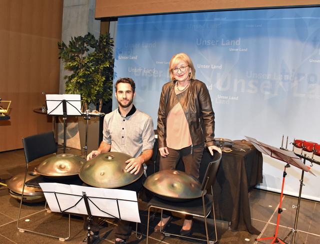 LRin Beate Palfrader begutachtet das Musikinstrument Hang.