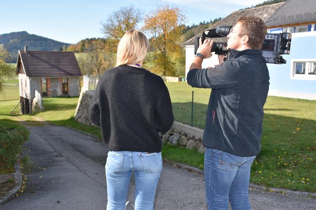 Fernsehteams, Fotografen und Reporter aus dem In- und Ausland kamen auf Spurensuche nach Pabneukirchen und Waldhausen. Links das Gebäude, in dem Josef B. in Riedersdorf wohnte.