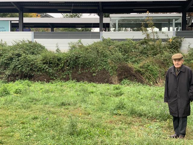 Walter Bergolth vor der Wiese, die die Stadt Wien für die Anlage angekauft hat: „Eine Park & Ride-Anlage wäre in Strebersdorf dringend notwendig!"
