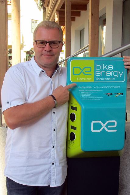 Achim Wörner mit einer der Ladestationen für E-Bikes.  | Foto: VP Strasshof