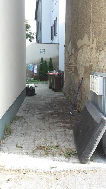 Eineinhalb Jahre lang ist nichts passiert: Jetzt wurde der riesige Müllberg auf Höhe Augasse 60 doch geräumt.