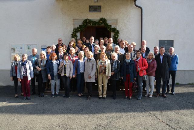 52 ehemalige Schülerinnen und Schüler sowie vier Lehrkräfte trafen sich in St. Michael nach 50 Jahren zum Klassentreffen. 