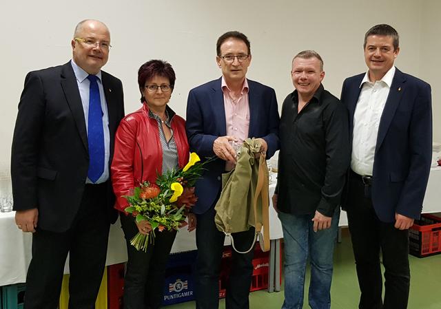 AV Karlheinz Oswald (li), Gratulant Ing. Martin Auerböck (2.v.r.) und Dir. Wilfried Lercher (re) stellten sich mit Geschenken für den Jubilar Engelbert Klein (Mitte) und Gattin Susanne ein