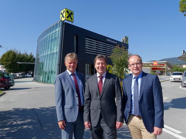 VDir. Hannes Derler, Prok. Franz Rauchenberger und VDir. Dieter Zaunschirm (v.l.n.r.) vor der Bankstelle Center Süd.