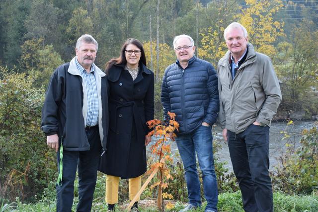 Landesrätin Sara Schaar freut sich mit Andreas Thaler (Obmann der SPG Oberes Mölltal), Arnold Suntinger und Günther Novak über die sportliche Baumpflanzaktion.