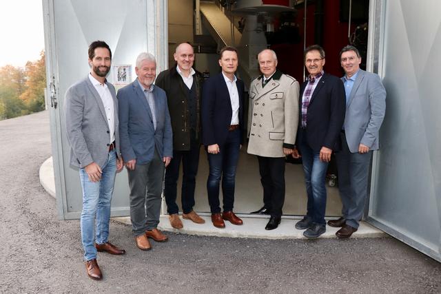 Landesrat Johann Seitinger gratulierte Franz Gmeiner und Erwin Faustmann sowie den Vertretern der Gemeinde und der Bioenergie St. Johann.