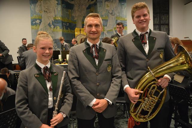 Die drei Solisten des gelungenen Herbstkonzertes – v.l. Sarah Dissertori, Kapellmeister Hannes Ploner und Christopher Bartha.