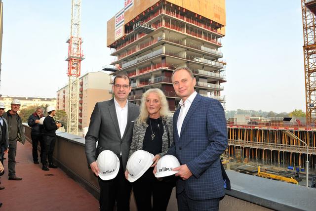 Hans-Peter Weiss, Geschäftsführer der ARE DEVELOPMENT, Susanne Wessely, Bezirksvorsteher-Stellvertreterin und Bernhard Ebner, Projektleiter und Geschäftsführer von TrIIIple bei der Baustellentour (v.li.).