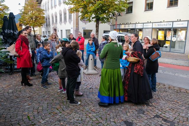 Aufmerksame kleine Besucher bei der historischen Familienführung mit Anna Zeiller, Magd Zenzi und Wirtin Josefa