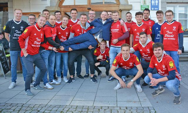 Daniel Forschner im Kreis seiner Mitspieler.