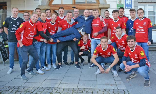 Daniel Forschner im Kreis seiner Mitspieler. | Foto: Erwin Pramhofer