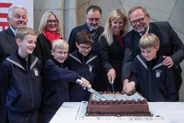 V.l.: Tortenanschnitt mit Josef Pühringer, Martina Noll (Pro Mariendom), Dompfarrer Max Strasser, Gertraud Wagner (Oberbank), Josef Stockinger (OÖ. Versicherung) sowie einige junge Herren der Sängerknaben.
