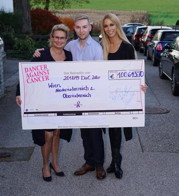"Dancer against Cancer"-Initiatoren Yvonne Rueff (rechts) und Emanuel Burger bei der freudigen Scheckübergabe.