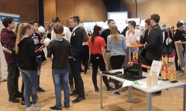 Der Stadtsaal Feldkirchen wird zu einer Messe-Halle umgestaltet: Hauptakteure sind die Schülerinnen und Schüler