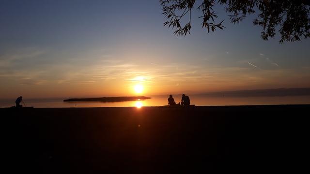 In der li. Bildseite sieht man einen "Profi-Fotograf", zumindest hatte er ein Stativ und eine tolle Kamera...., ich ja nur das Handy...ggg**