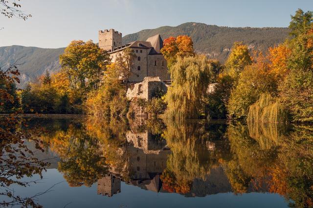 St. Petersberg bei Silz – Herbstlicher Blick von Südosten auf die Burg St. Petersberg bei Silz mit der Kapelle. 1965 wurde diese Burg von Graf Stolberg an die in Innsbruck errichtete bischöfliche Schutzengelbruderschaft verkauft. 1969 begann man mit den Umbauarbeiten für ein Kloster. 1980 wurde das Ordenshaus dem Kreuzorden übertragen. Eine Besichtigung ist nicht möglich um die klösterliche Ruhe nicht zu stören.
