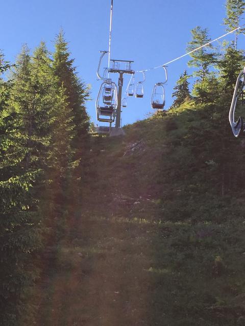 Noch bis 3. November können Wanderer bei ihrer Auffahrt die Aussicht von einem der Sessel des Kaiserliftes genießen.  | Foto: Fluckinger