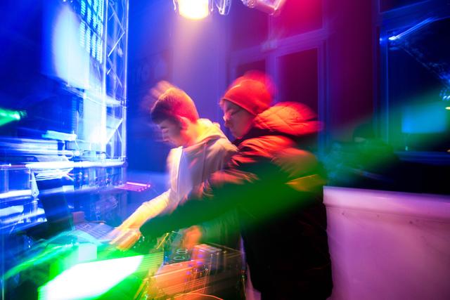 Die DJs warten bereits auf ihren Einsatz.