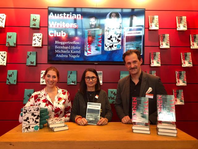 In bester Gesellschaft: Bernhard Hofer las gemeinsam mit den preisgekrönten Autorinnen Michaela Kastel und Andrea Nagele auf der Frankfurter Buchmesse. | Foto: Emons Verlag