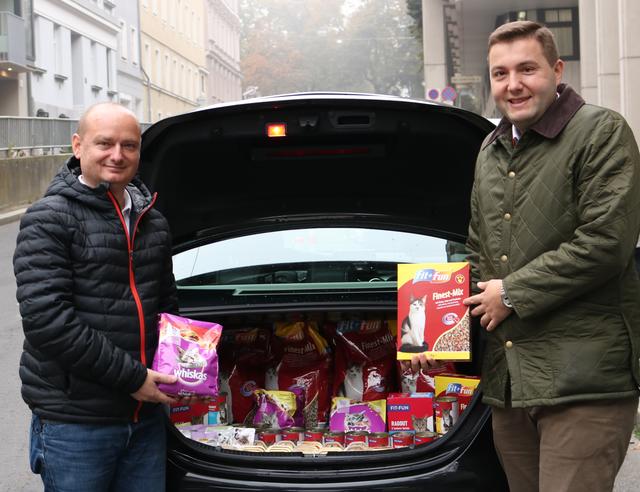 Markus Hein und Michael Raml (beide FP) übergaben Katzenfutterspenden an das Linzer Tierheim.