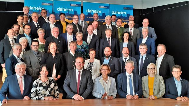 Gruppenbild mit Damen: Erinnerungsfoto der BezirksvertreterInnen der ÖVP mit der Landeshauptfrau (4.v.l.vorne).