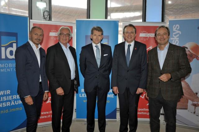 Baumeister Martin Diesner, Architekt Ernst Maurer, Baumeister Michael Neubauer, Bürgermeister Matthias Stadler und Landtagsabgeordneter Martin Michalitsch in Vertretung von Landeshauptfrau Johanna Mikl-Leitner bei der Gleichenfeier.