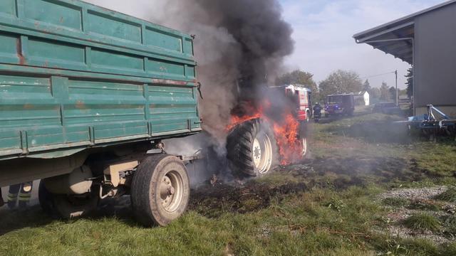 Der Traktor befand sich im Vollbrand.