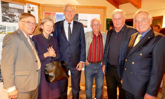 Heimatverein Obmann Jakob Mayer, Monika Brandl-Knapp, Ernst Meijnders (Sandoz Chef 2006 - 2015), Oswald Sellemond (Biochemie Chef 1989 - 1998), Johannes Margreiter und Heinz Scherfler (Sandoz Chef 1998 - 2006) bei der Ausstellungseröffnung in Kundl (v.l.).