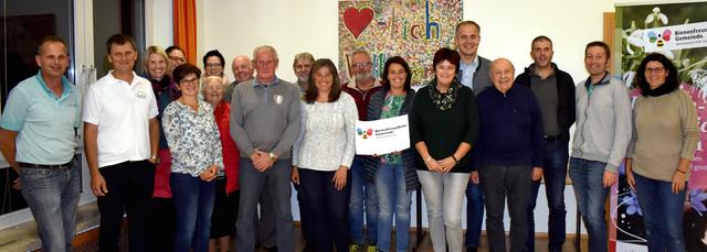 Bienenfreundliche Gemeinde: Die Teilnehmer des Startworkshops in Schlatt mit Bürgermeister Christian Mader (5.v.r.).