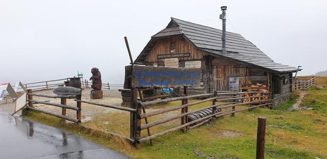 Der Parkplatz Eisentalhöhe ist mit einer Seehöhe von 2.042 m der höchste Punkt der Nockalmstraße. Hier befindet sich eine Aussichtsplattform mit einzigartigem Rundblick auf das Nockalmgebiet.