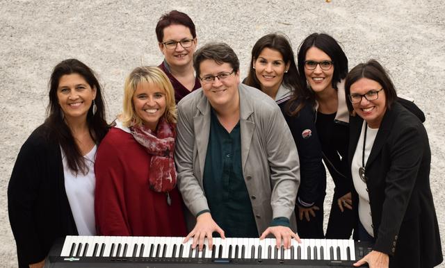Die "Gernsinger" mit Birgit Brunner (Bildmitte).