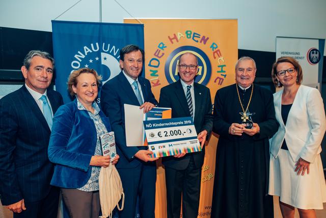 NÖKISS – NÖ KinderSommerSpiele Herzogenburg (v.l.n.r.): Johannes Kerschbaumer (DUK), NÖ Kinder & Jugend Anwältin Gabriela Peterschofsky-Orange, Andreas Kickinger (NÖ Kindersommerspiele), Rektor Friedrich Faulhammer (DUK), Maximilian Fürnsinn (ehemalige Probst des Stiftes Herzogenburg), Landesrätin Christiane Teschl-Hofmeister