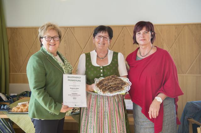 Große Freude bei Margarethe Loibner aus Eibiswald über die Goldene Medaille für ihr "Großradler Früchtebrot". | Foto: LK-Foto Fischer