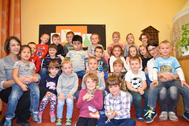 Kindergartenpädagogin Margit Stippanitz und Kleinkindpädagogin Tanja Hillitzer mit den Kindern der Blumengruppe.