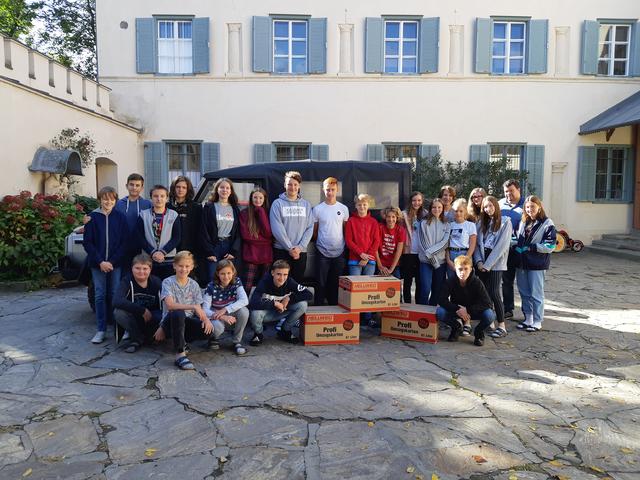 Die Schüler der 4b der NMS Dobl sammelten Sachspenden.