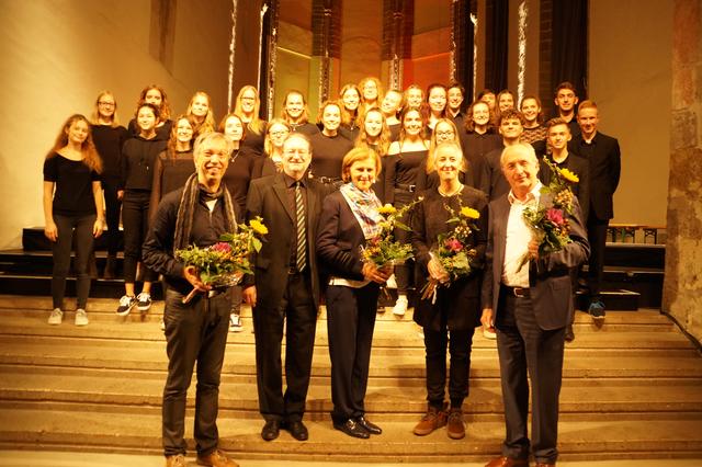 Chorszene-Koordinator Gottfried Zawichowski, Fachinspektor Andreas Gruber, Landesschulrat NÖ, Volkskultur NÖ Geschäftsführerin Dorli Draxler, Chorleiterin Lotte Kasser, und Erwin Ortner, Leiter des Arnold Schoenberg Chors, mit dem 7D Klassenchor des BORG St. Pölten.