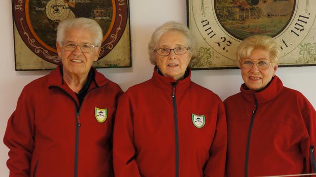 Oberschützenmeister Karl Fürpass mit den Sport-Schützenköniginnen Christiane Maier und Heidelinde Seidl.