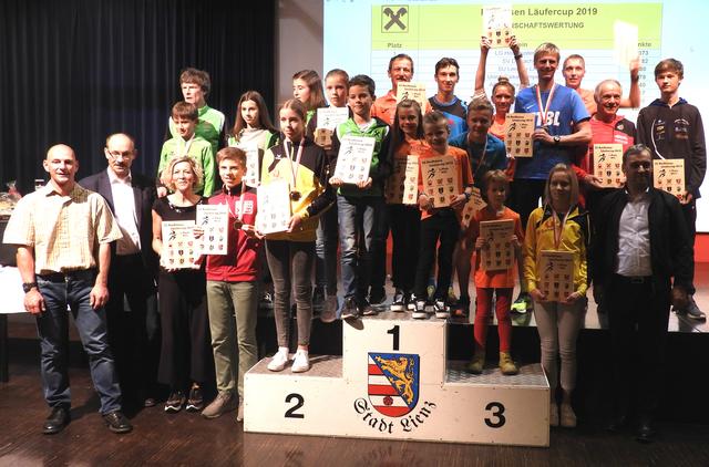 Die Klassensieger des „Raiffeisen Läufercups 2019“ mit Cuporganisator Alfred Unterasinger (li.), Vizebürgermeister Siegfried Schatz (2.v.l.) und Karl Brunner von der Raiffeisen Landesbank Lienz (re.)