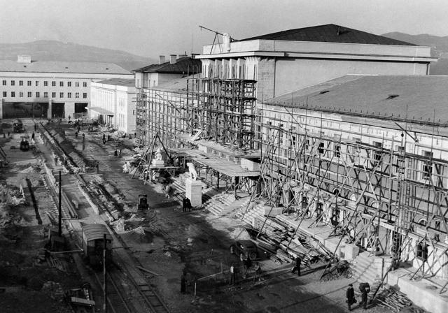 Der Hauptbahnhof hat im Zweiten Weltkrieg schwere Bombentreffer erlitten.
