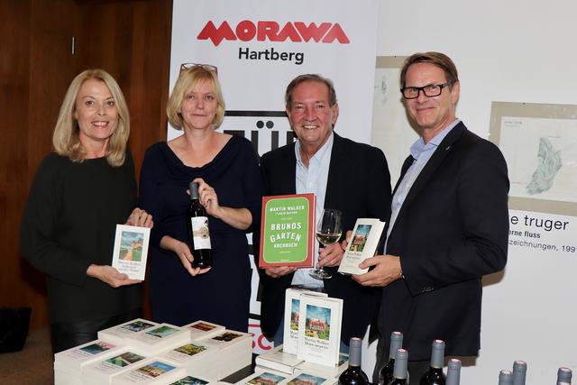 Starautor Martin Walker mit Stadtbücherei-Leiterin Rita Schreiner, Gerlinde Wiesenhofer (Morawa) und Bgm. Marcus Martschisch.