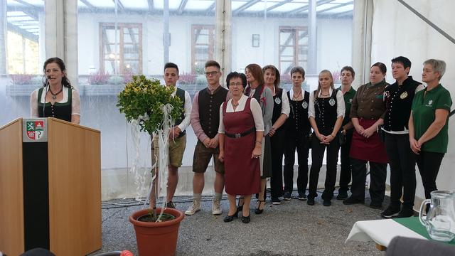 Brigitte Neuhold bedankte sich bei ihren Damen und zwei jungen Herren im Team für das Engagement im Traditionsgasthaus Toplerhof in Steyeregg.