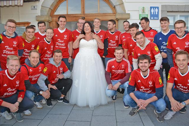 Sandra Stöglehner mit den Kickerkollegen ihres Mannes Daniel.