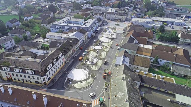 Der neue Hauptplatz in St. Leonhard wurde um rund zwei Millionen Euro innerhalb von zwei Jahren gebaut.