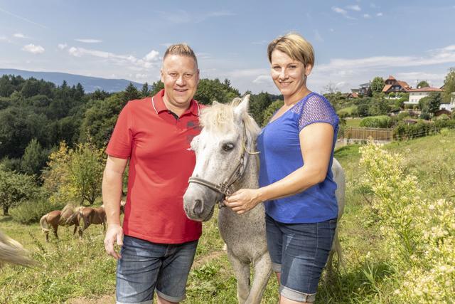 Für welchen der Herzbuben wird sich Eveline letztlich entscheiden? Stimmen Sie gleich mit ab!
Jogi freundet sich schon einmal mit den Rössern an.