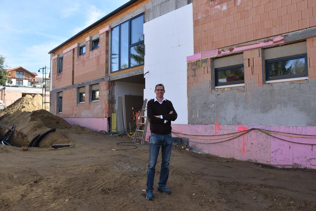 Gernot Österreicher vor dem zweiten Wohnblock.