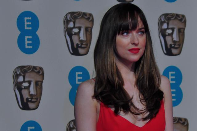 Dakota Johnson tauchte in einem weißen Kleid bei einer Hochzeit auf, dabei war sie nicht die Braut.