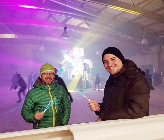 Sportstadtrat Harald Maier-Kern (l.) und Organisator Bernhard Stegh (r.) freuen sich bereits auf die Eisdiscos.