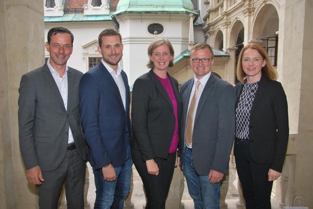 Haben Chancen, für die ÖVP in den Landtag einzuziehen: Matthias Pokorn (2.v.l.), LR Barbara Eibinger-Miedl (m.), Johannes Wieser (2.v.r.)